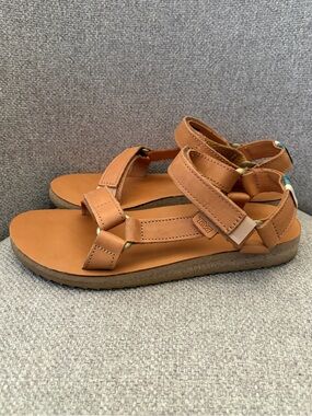 TEVA- Women's size 8 Original Universal Leather sandals